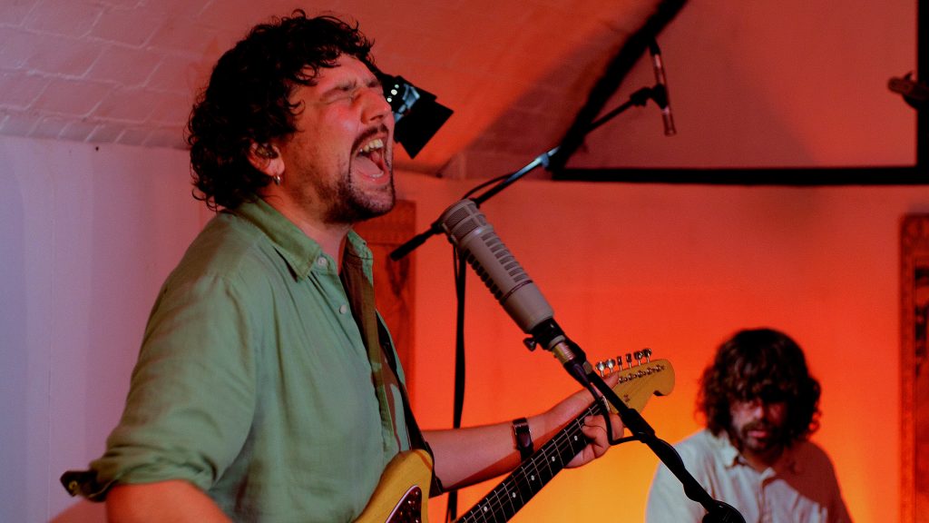 Full power singing at arcus Sounds during the familiar action live session